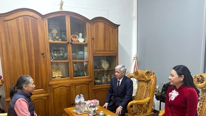 ប្រធាន​ Do Van Chien អុជ​ធូប​រំលឹក​វិញ្ញាណក្ខន្ធ​អតីត​អគ្គលេខាបក្ស Nguyen Phu Trong