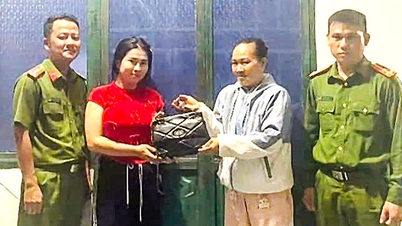 ស្ត្រី​រក​ឃើញ​កាបូប​លុយ​ជាង​៤០០​លាន​ប្រគល់​ឱ្យ​ប៉ូលិស​ប្រគល់​ឱ្យ​ម្ចាស់​វិញ ។