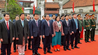 Führer der Provinz Hai Duong bieten Weihrauch und Blumen zum Gedenken an den 95. Jahrestag der Parteigründung an.