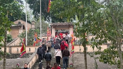 Die Leute von Cao Bang gehen zum Festival im King Le Tempel