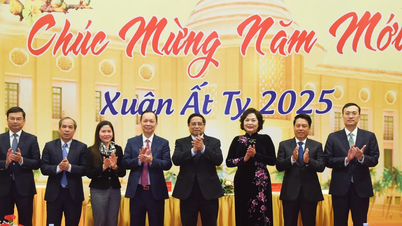 [Photo] Prime Minister Pham Minh Chinh congratulates the banking industry on the New Year of the Snake