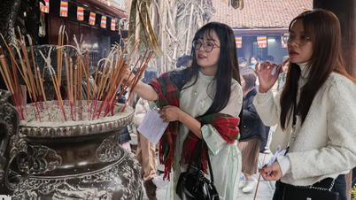 យុវជន​សុំ​លា​ឈប់​ពី​ការងារ​មុន​ចូល​ឆ្នាំ ធ្វើ​ដំណើរ​៥០​គីឡូម៉ែត្រ​ទៅ​វត្ត​ហា ដើម្បី​បួងសួង​សុំ​ស្នេហ៍​ដើម​ឆ្នាំ