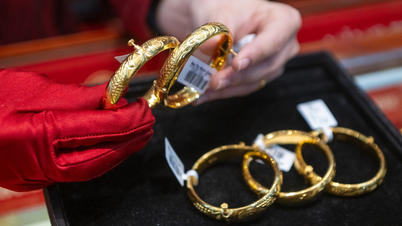 People queued for hours to buy gold before God of Wealth day.