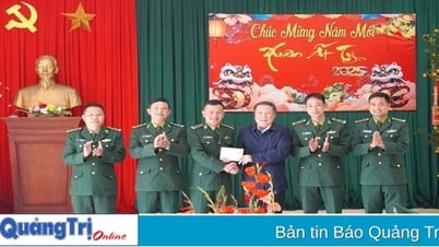 Quyền Chủ tịch UBND tỉnh Hà Sỹ Đồng thăm, tặng quà các đồn, hải đội Biên phòng tuyến biển