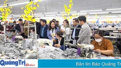 Lãnh đạo tỉnh thăm, động viên các doanh nghiệp ra quân sản xuất, kinh doanh và mô hình nuôi tôm, cá tại huyện Triệu Phong