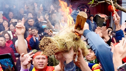 Hàng nghìn người vây kín sân đình làng Thị Cấm xem thi thổi lửa nấu cơm