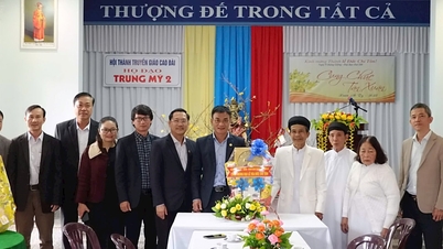 Les dirigeants de la ville de Tam Ky ont visité et félicité le Grand Festival de l'Être suprême de la religion Cao Dai
