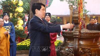 លោកប្រធាន Luong Cuong អុជធូប ដើម្បីរំលឹកដល់ការចាប់ផ្តើមនិទាឃរដូវនៅ Citadel អធិរាជ Thang Long
