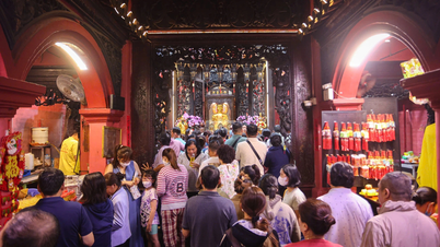 Tausende Menschen in Ho-Chi-Minh-Stadt gehen zur Ngoc-Hoang-Pagode, um den Himmel anzubeten