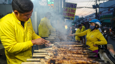 „Straße des gegrillten Schlangenkopffischs“, Entenbraten-Laden in Ho-Chi-Minh-Stadt am Tag des Gottes des Reichtums voller Menschen