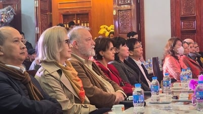 Embajadores de varios países disfrutan de la experiencia de proteger y promover los valores de la práctica vietnamita de adoración a las Diosas Madres de los Tres Reinos.