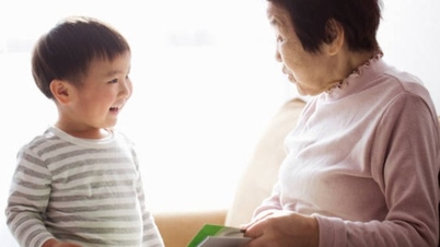 Grandmother demands money to babysit her grandchild and receives support from netizens