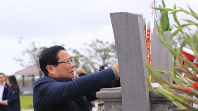 Prime Minister Pham Minh Chinh offers flowers and incense