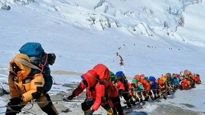 ネパール、エベレスト登山料金を1万5000ドルに値上げ