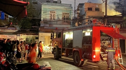At midnight, fire engulfed a 2-story house in an alley in Ho Chi Minh City.