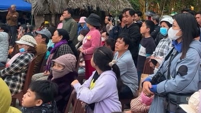 Du khách đổ về lễ hội làng mộc Kim Bồng