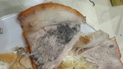 고객들이 하노이의 샌드위치 가게에서 ‘검은 곰팡이가 핀 고기’를 판매한다고 비난했는데, 가게 주인은 어떻게 대응할까?