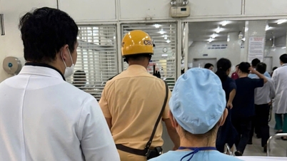 El capitán de la policía de tránsito de la ciudad de HCM despeja el camino y lleva a un paciente gravemente enfermo a la sala de emergencias