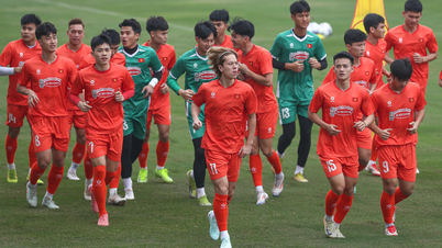 El jugador vietnamita en el extranjero se muestra muy decidido en la primera sesión de entrenamiento con Vietnam Sub-22