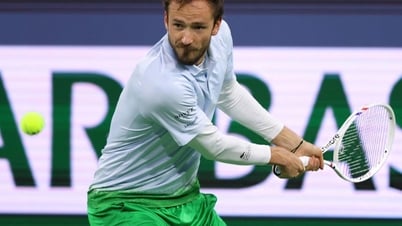 Medvedev, Tsitsipas easily advance at Indian Wells