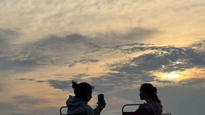 Watching the extremely 'chill' sunset under the bridge separating the river and sea in Da Nang