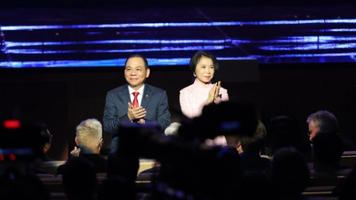រូបភាពរបស់លោកស្រី Pham Thu Huong ជាមួយស្វាមីមហាសេដ្ឋីក្នុងពិធីប្រគល់ពានរង្វាន់ VinFuture