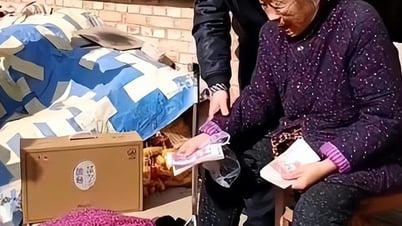 Phản ứng của các con khiến người mẹ già bật khóc
