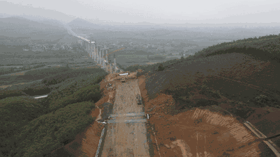 ハティン省の高速道路にある高さ50メートルの柱、最長の高架道路の航空写真