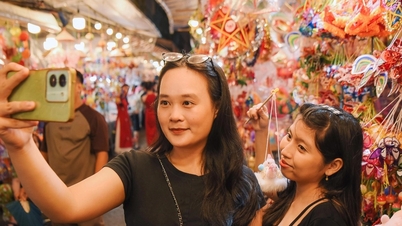 យុវជន​សម្រុក​ទៅ​ឆែកឆេរ​នៅ​ផ្លូវ​គោម​ធំ​ជាង​គេ​ក្នុង​ទីក្រុង​ហូជីមិញ ក្នុង​ឱកាស​បុណ្យ​ពាក់​កណ្តាល​សរទរដូវ