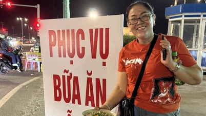 ភោជនីយដ្ឋាន 'Unique' នៅទីក្រុងឡុងអាន ក្នុងថ្ងៃវិស្សមកាល Tet ម្ចាស់ចេញទៅតាមដងផ្លូវ ដើម្បីអញ្ជើញអតិថិជនមកញ៉ាំដោយមិនគិតថ្លៃ