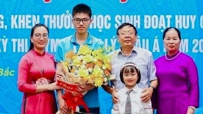 La maestra "especial" de un estudiante de Bac Giang que ganó dos medallas de oro internacionales