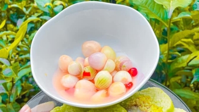 Pickled onions in sugarcane juice are a delicious and unique combination, perfect to eat with sticky rice cakes.