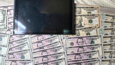 Picked up a bag of dollars on the train, the railway staff immediately reported it to the train conductor.