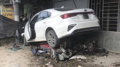 Car lost control and crushed 7 motorbikes of people attending a funeral
