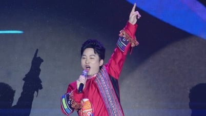 Tung Duong canta con un coro de 2.000 personas en el Festival de las Flores de Ban 2025