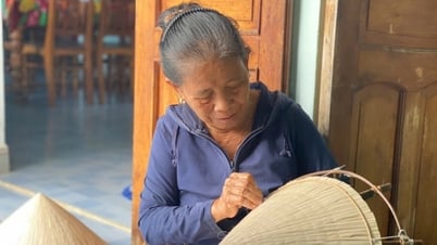 The last hat makers keep the symbol of hard-working women and the beauty of the countryside.