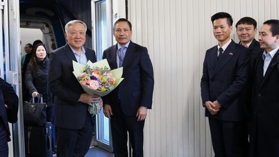 Permanent Deputy Prime Minister Nguyen Hoa Binh arrives in London