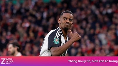 Isak bất mãn với Newcastle