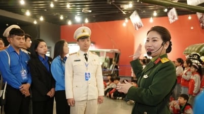 Đại biểu nhận Giải thưởng Lý Tự Trọng tham quan Bảo tàng Lịch sử Quân sự Việt Nam
