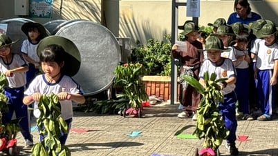 Học sinh hoá thân thành chiến sĩ, chui hầm, lắp ráp xe tăng