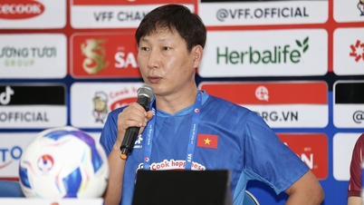 HLV Kim Sang-sik: Campuchia có cầu thủ nhập tịch nhưng Việt Nam có Duy Mạnh, Thành Chung