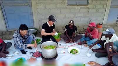 Africans try Vietnamese hotpot, boast that after eating it they feel strong, can carry dozens of bags of rice