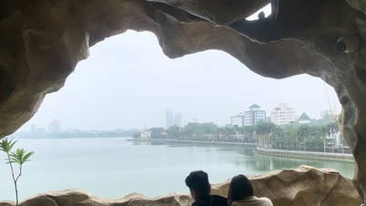 Young people enjoy 'crawling into caves' to drink coffee and watch West Lake in Hanoi