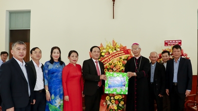 Chairman of the Provincial People's Committee Pham Anh Tuan visited and wished a Merry Christmas to Quy Nhon Bishop's House