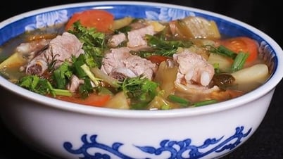 Revelando cómo cocinar una deliciosa, suave y atractiva sopa de repollo agrio y costillas tiernas.