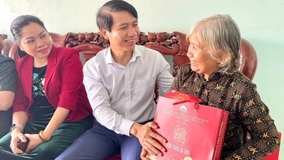 Thăm, tặng quà gia đình chính sách, người có công tại thành phố Pleiku và huyện Chư Prông