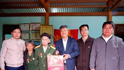 អនុប្រធានគណៈកម្មាធិការប្រជាជនខេត្ត Ho Quang Buu បានទៅសួរសុខទុក្ខ និងជូនអំណោយដល់គ្រួសារគោលនយោបាយនៅស្រុក Tay Giang។