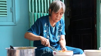 Cụ bà tóc bạc ở TPHCM bán bánh tên lạ, khách muốn ăn phải đến sớm ngồi chờ