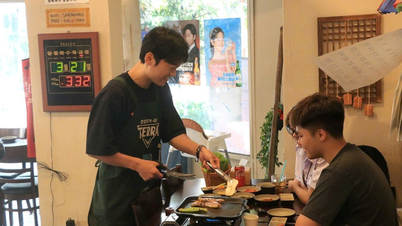 ឈប់​ពី​ការងារ​រក​ចំណូល​បាន​រាប់​រយ​លាន​ដុង​ក្នុង​មួយ​ខែ បុរស​កូរ៉េ​ម្នាក់​ទៅ​លក់​សាច់​អាំង​នៅ​វៀតណាម។