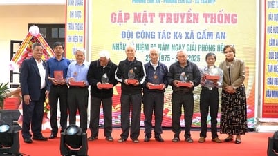 Rencontre avec le groupe de travail K4 de la commune de Cam An à l'occasion du 50e anniversaire de la libération de Hoi An